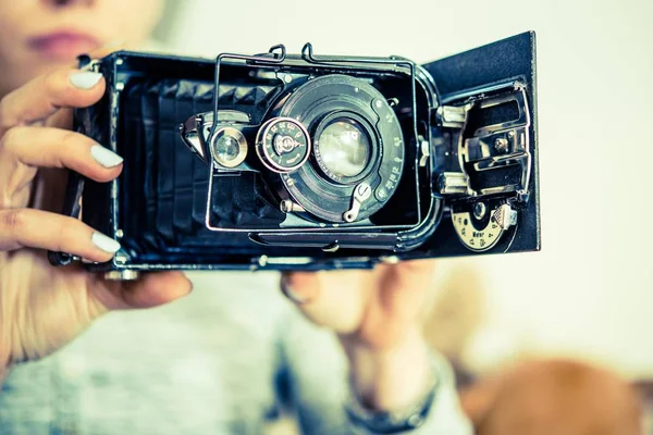Vintage fotokamera i händerna — Stockfoto