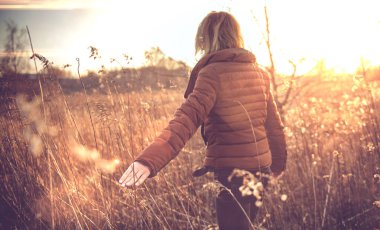 Genç kadın el hasat kavramı açık bir alanda