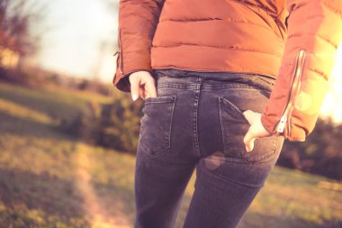 Kadının kalça kot pantolon