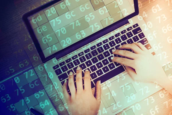 Frau schreibt einen Code. Programmiererin greift in die Tastatur. — Stockfoto