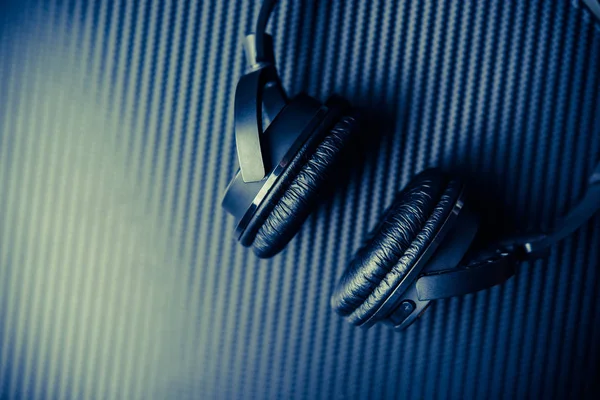 Ασύρματα ακουστικά σε άνθρακα φόντο. — Φωτογραφία Αρχείου