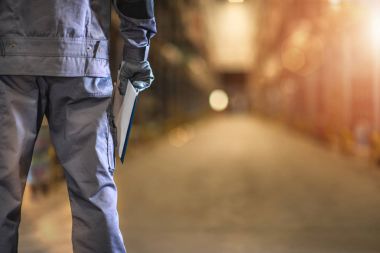 Depo işçisi depoda duruyor. Portre fotoğraf.