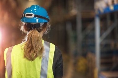 Lojistik çalışan bir büyük dağıtım depo