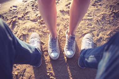 Kız ve erkek ayak plaj portre fotoğraf üzerinde.