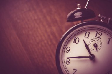 Ahşap masa retro çalar saat parçası. Vintage Tema.