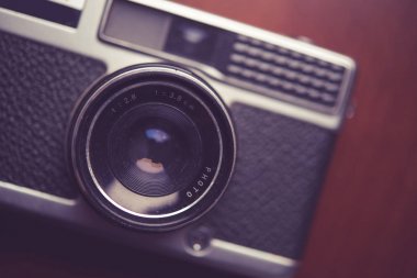 Ahşap masa arka plan üzerinde Retro kamera