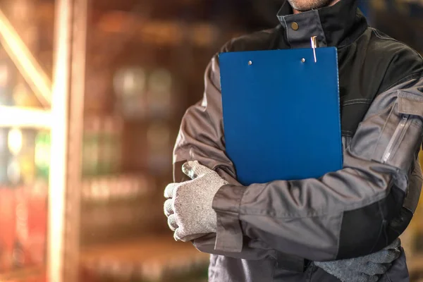 Trabajador de almacén con portapapeles azul foto de primer plano . — Foto de Stock