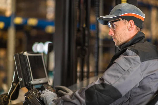 Operatore di carrelli elevatori caucasici . — Foto Stock