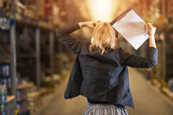 Donna d'affari frustrato e tenendo la testa . — Foto Stock