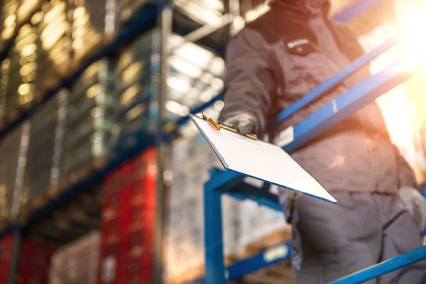 Almacén trabajador dando raports primer plano foto . — Foto de Stock