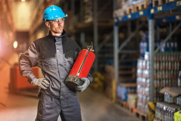 Lavoratore del magazzino caucasico con estintore. Sicurezza concep — Foto Stock