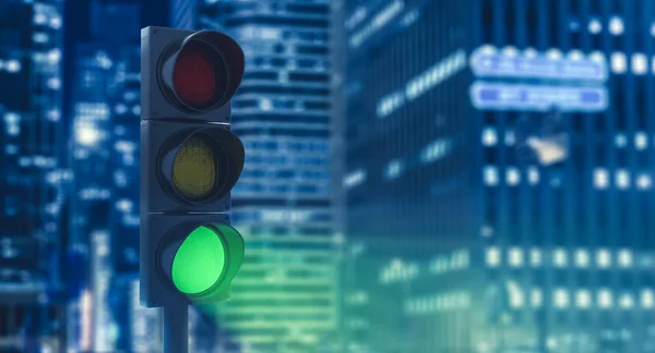 Ampel zeigt Grün. Stadt bei Nacht im Hintergrund. — Stockfoto