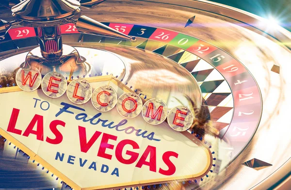 Assinatura de Las Vegas. Roleta em segundo plano. Tema do casino . — Fotografia de Stock