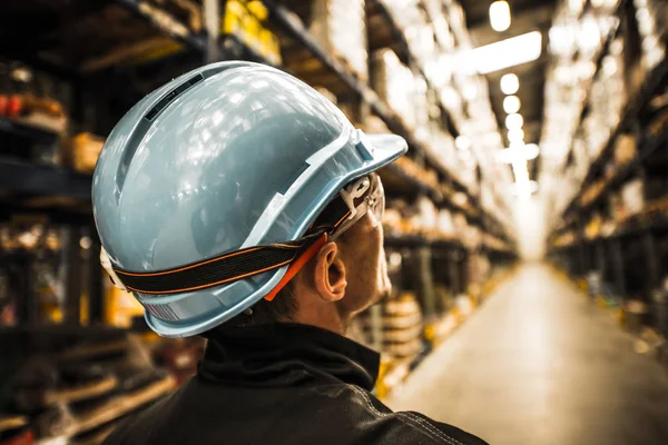 Trabalhador moderno armazém em capacete de segurança e óculos — Fotografia de Stock