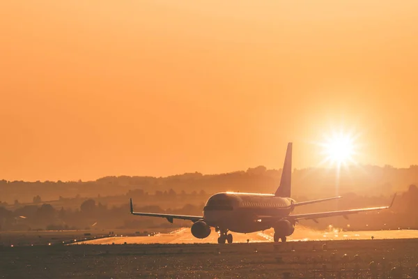 Passagiers Vliegtuig Landing Aan Luchthaven Baan Prachtige Zonsondergang Licht Stockfoto