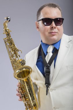 Arkadaş saksafon. Solist, adam.
