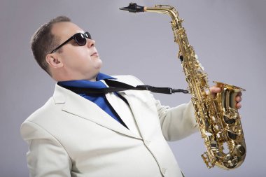 Saksofoncu saksafon çalar