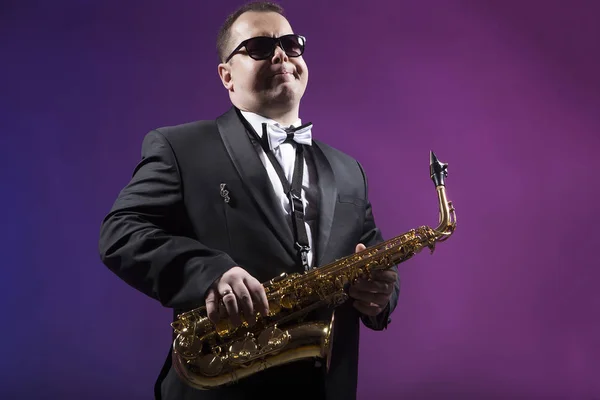Saxofonist spielt Saxofon Stockfoto