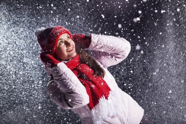 Kar düştüğünde o mutlu mu