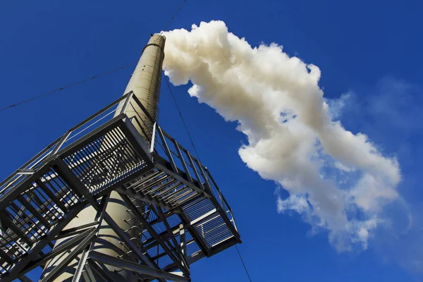 Smoke from factory pipes. — Stock Photo, Image