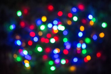 Hafif lekeler. Lambalar. Odak dışında. Arka plan. Farklı renkler.