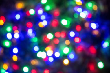 Hafif lekeler. Lambalar. Odak dışında. Arka plan. Farklı renkler.