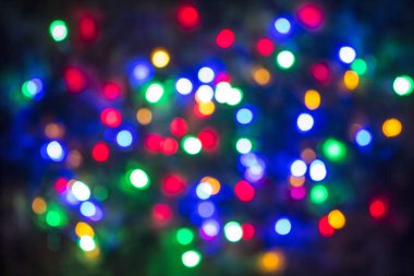 Hafif lekeler. Lambalar. Odak dışında. Arka plan. Farklı renkler.