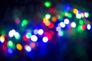 Hafif lekeler. Lambalar. Odak dışında. Arka plan. Farklı renkler. 