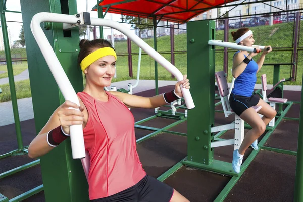 Sports et athlétisme. Belle fille caucasienne européenne. Appareils de fitness. Exercice extérieur . — Photo