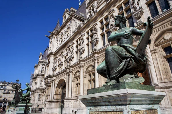 Ayuntamiento de París con monumento —  Fotos de Stock