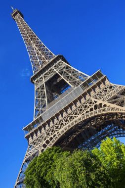 Eiffel Tover gökyüzüne karşı