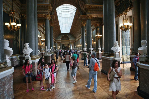 Versailles Hall turistler için — Stok fotoğraf