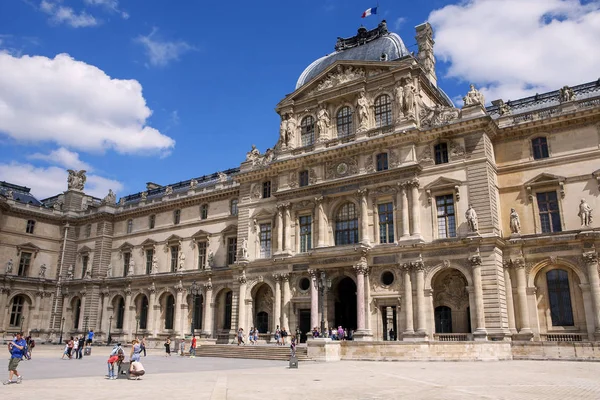 Widok na świecie muzeum Louvre — Zdjęcie stockowe