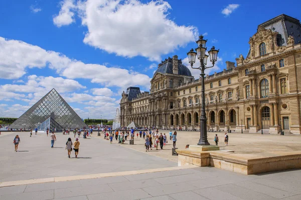 Vista del mundo del museo del Louvre — Foto de Stock