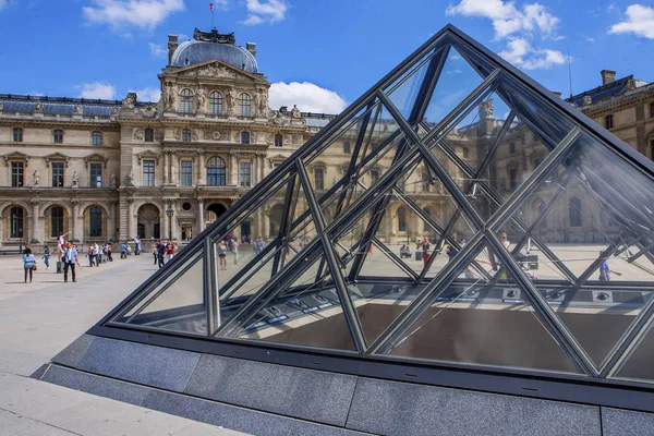 Vista del mundo del museo del Louvre — Foto de Stock