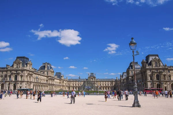 Погляд на світ музей Лувр — стокове фото