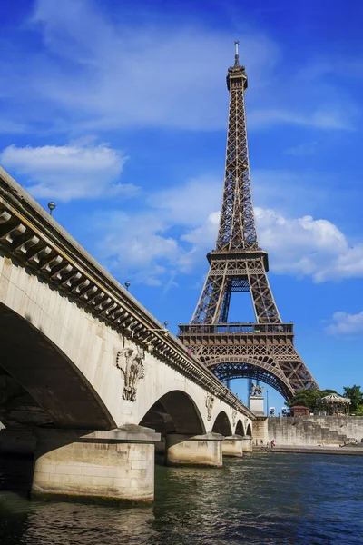 Eiffelturm von der Seine aus — Stockfoto