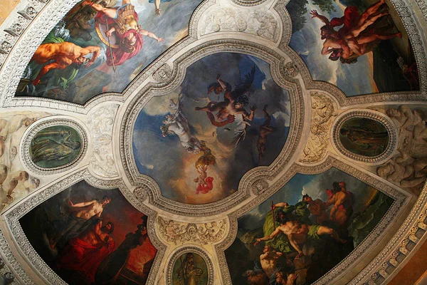 Louvre tavanda Güzellik — Stok fotoğraf