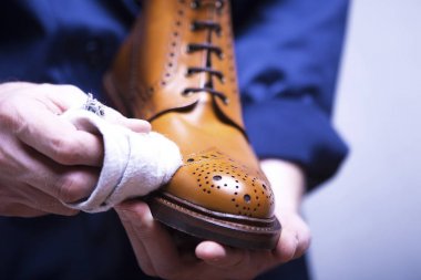 Ayakkabı temizleme işlemi. 