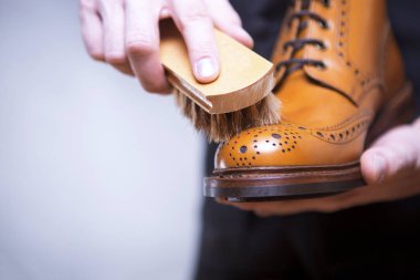 Ayakkabı temizleme işlemi. 