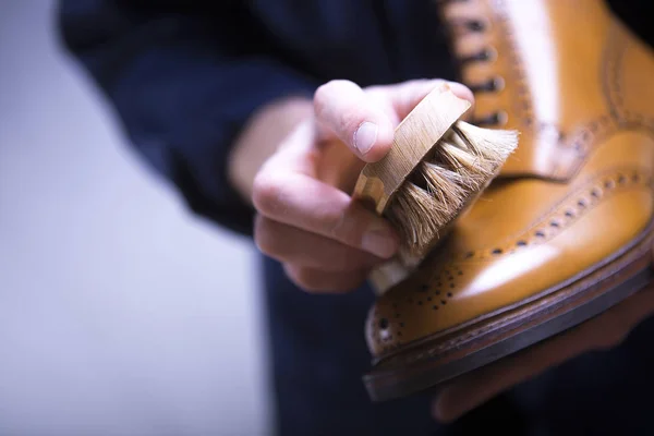 O processo de limpeza de sapatos . — Fotografia de Stock