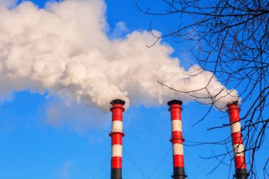 Borulardan duman. Atmosferin kirlenmesi.