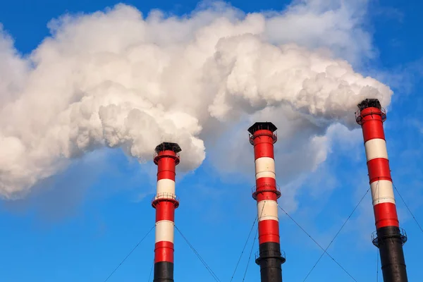 Smoke from the pipes. Contamination of the atmosphere. — Stock Photo, Image