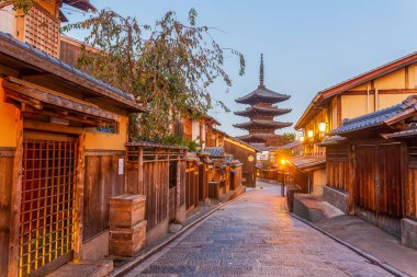 Yasaka Pagoda ve Sannen Kyoto Caddesi, Japonya.