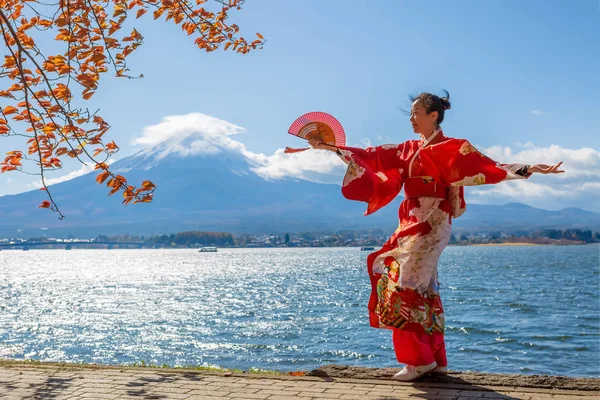 Fij yanardağının arka planında vantilatörü olan Japon bir kız.