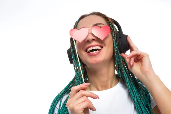 Belle Fille Européenne Avec Dreadlocks Écoute Musique Tient Masque Dans — Photo