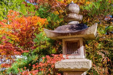Taştan yapılmış Japon fenerleri..