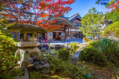 Taştan yapılmış Japon fenerleri. Tapınak. Koya Dağı (Koyasan), Japonya