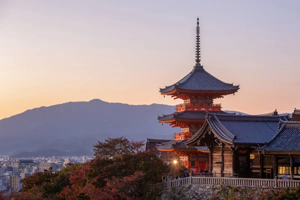 Kyoto, Japonya Kiyomizu-dera Tapınağı 'nda sonbahar sezonu.