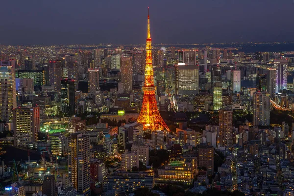 Tokyo Kulesi, Tokyo geceleri gökdelenlerin arasında. Televizyon kulesi, Tokyo ışıkları, Japonya